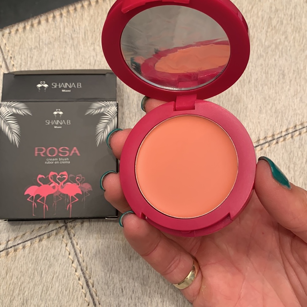 Cream blush. BRAND NEW NEVER SWATCHED